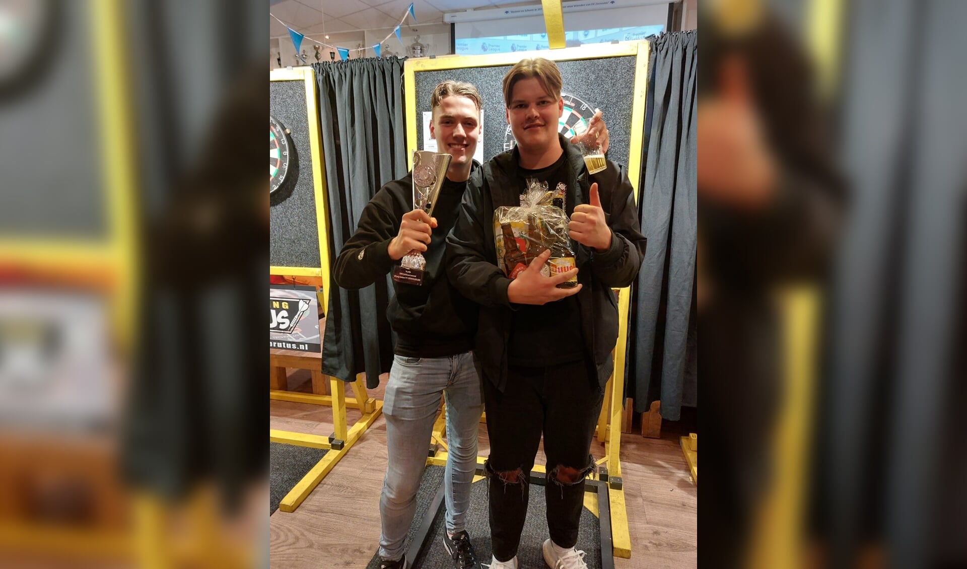 Yannick en Vincent winnen de eerste prijs bij het koppeldarttoernooi