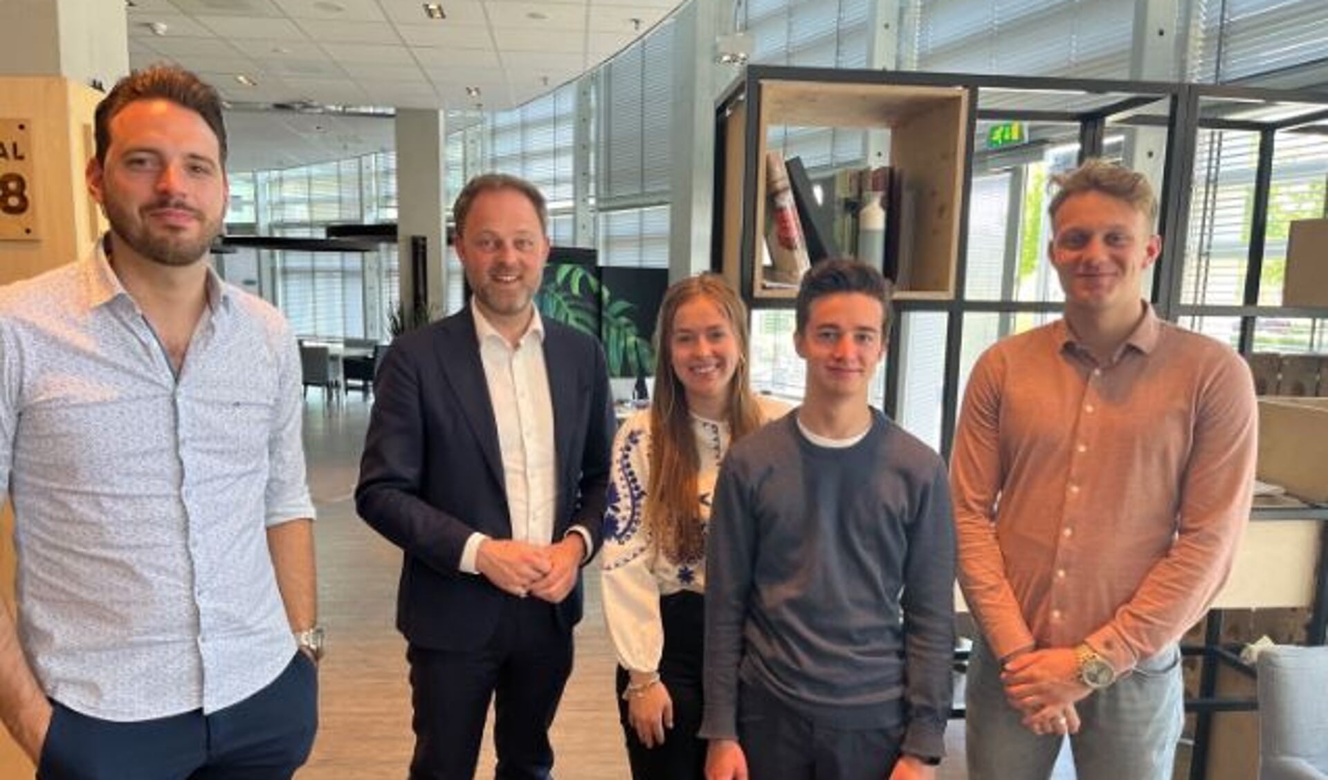  Van links af: Maxim van der Veen, Harry van der Molen, Angela Franken, Steffart Franssen en Morris Akkerman (alle drie student op Deltion en lid van de studentenraad)