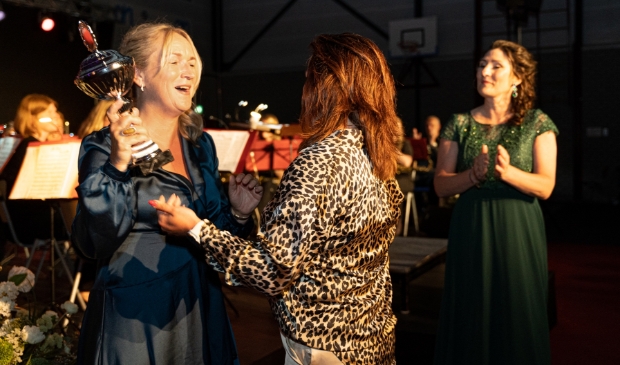 Mirjam Karssen krijgt uit handen van de vorige winnaar van de Maestro Els Verweij de beker uitgereikt.