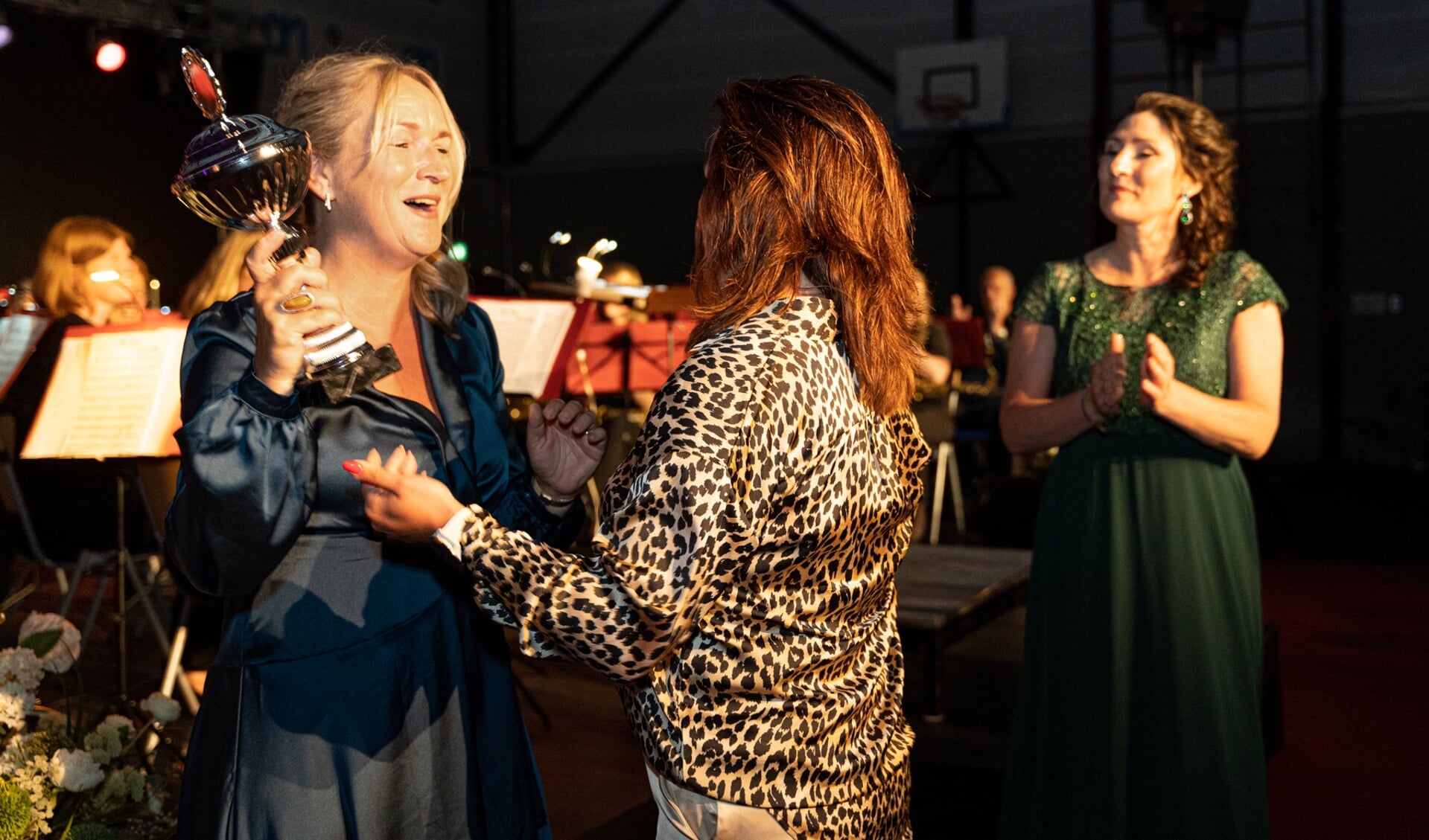 Mirjam Karssen krijgt uit handen van de vorige winnaar van de Maestro Els Verweij de beker uitgereikt.