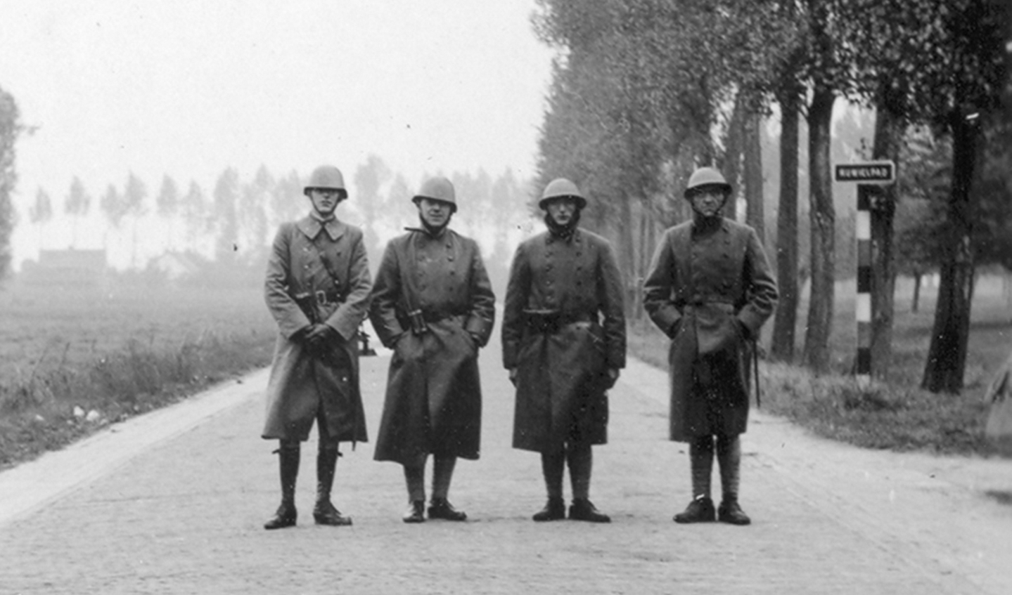 Op deze foto uit 1940 ziet u een patrouille op de weg tussen Ochten en Kesteren. 2e van rechts is korporaal W. van de Vosse.