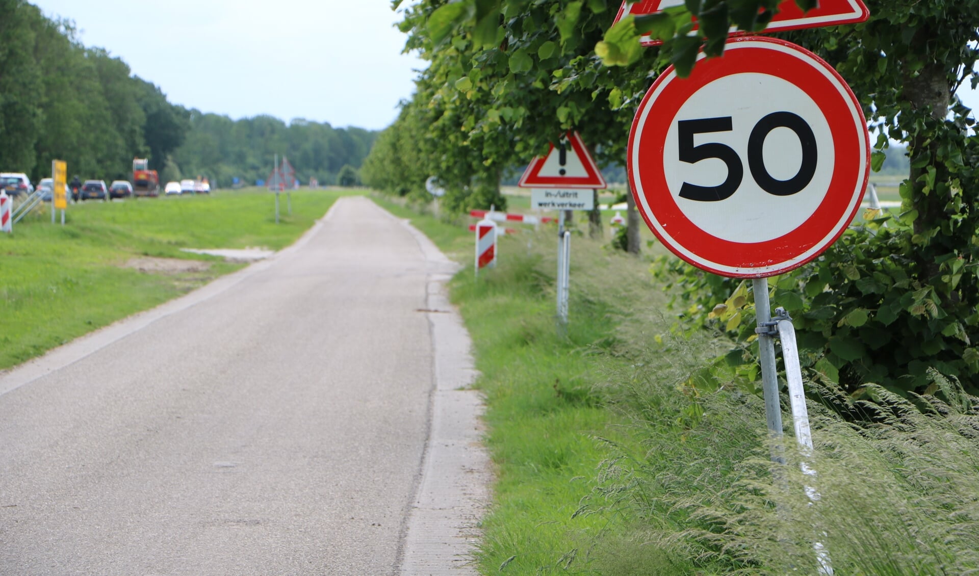 Onder meer langs de Biddingringweg en de Oldebroekerweg gelden snelheidsbeperkingen en wordt verkeer gewaarschuwd voor het oprijdende werkverkeer.