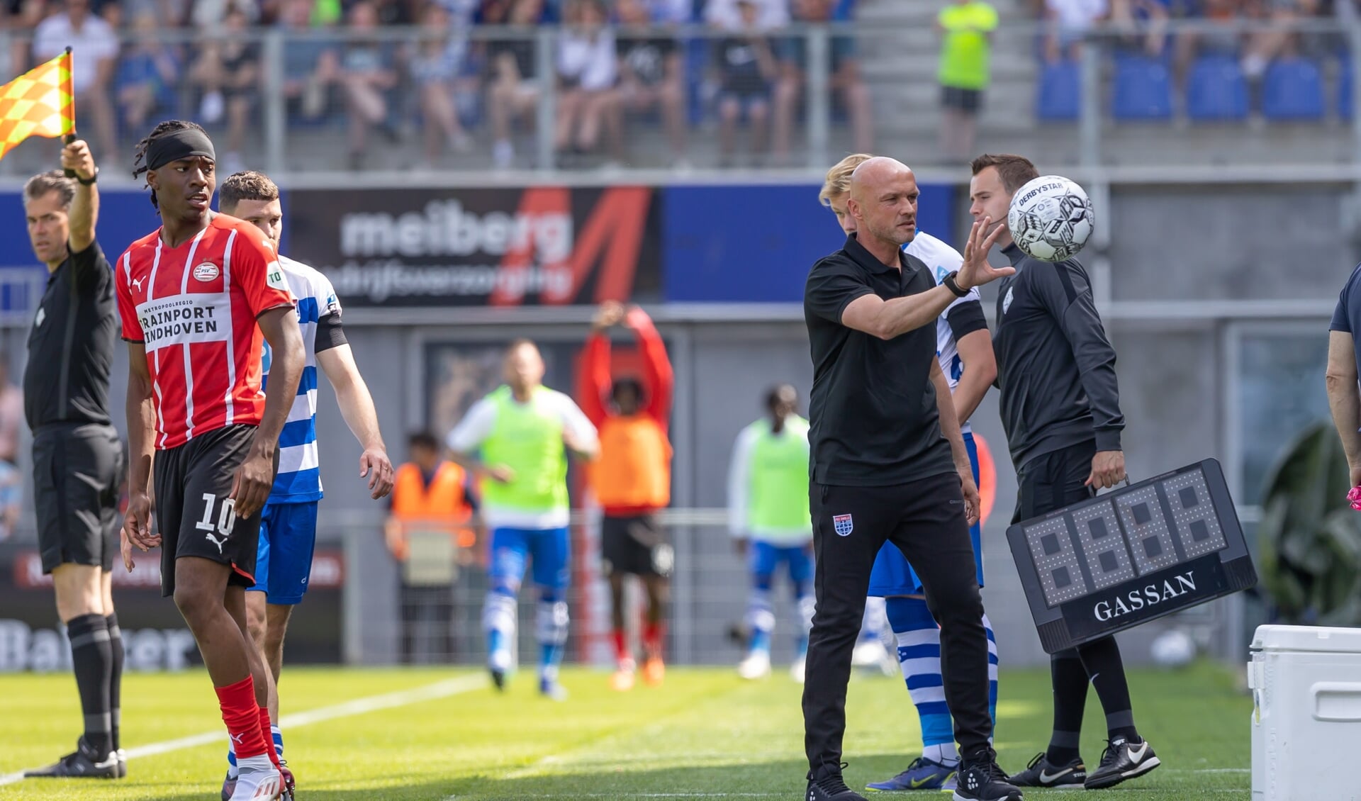 PEC Zwolle-trainer Dick Schreuder tijdens de slotwedstrijd tegen PSV (1-2 verlies). Max de Waal, één van de vele spelers die voor het laatst in actie kwamen voor PEC, gaat invallen. 