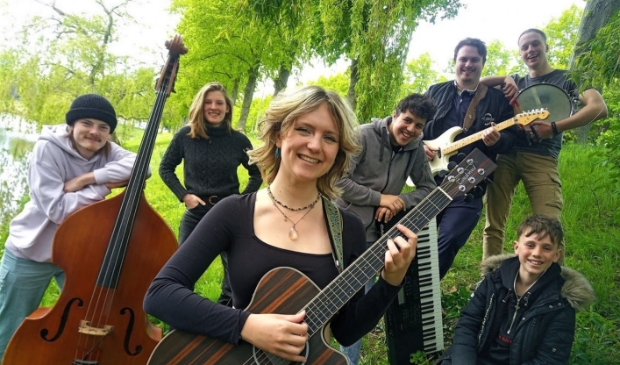 Frederieke en muzikanten van The Craic
