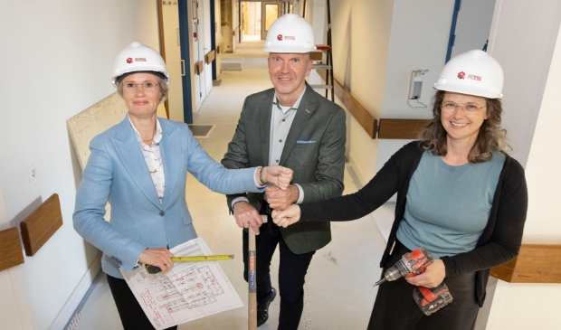<p>‘Samen voor de beste zorg’ met dit motto bouwen de bestuurders van de samenwerkende woonzorgorganisaties en het ziekenhuis aan het ‘tijdelijk verblijf’ in Lelystad. Op de foto v.l.n.r: Aukje Reinders (Coloriet), John Bos (Woonzorg Flevoland) en Relinde Weil (ziekenhuis St Jansdal). </p>