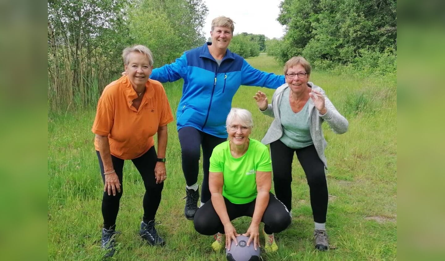 Liesbeth Garnaat (groen shirt) met drie deelnemers aan een buitentraining