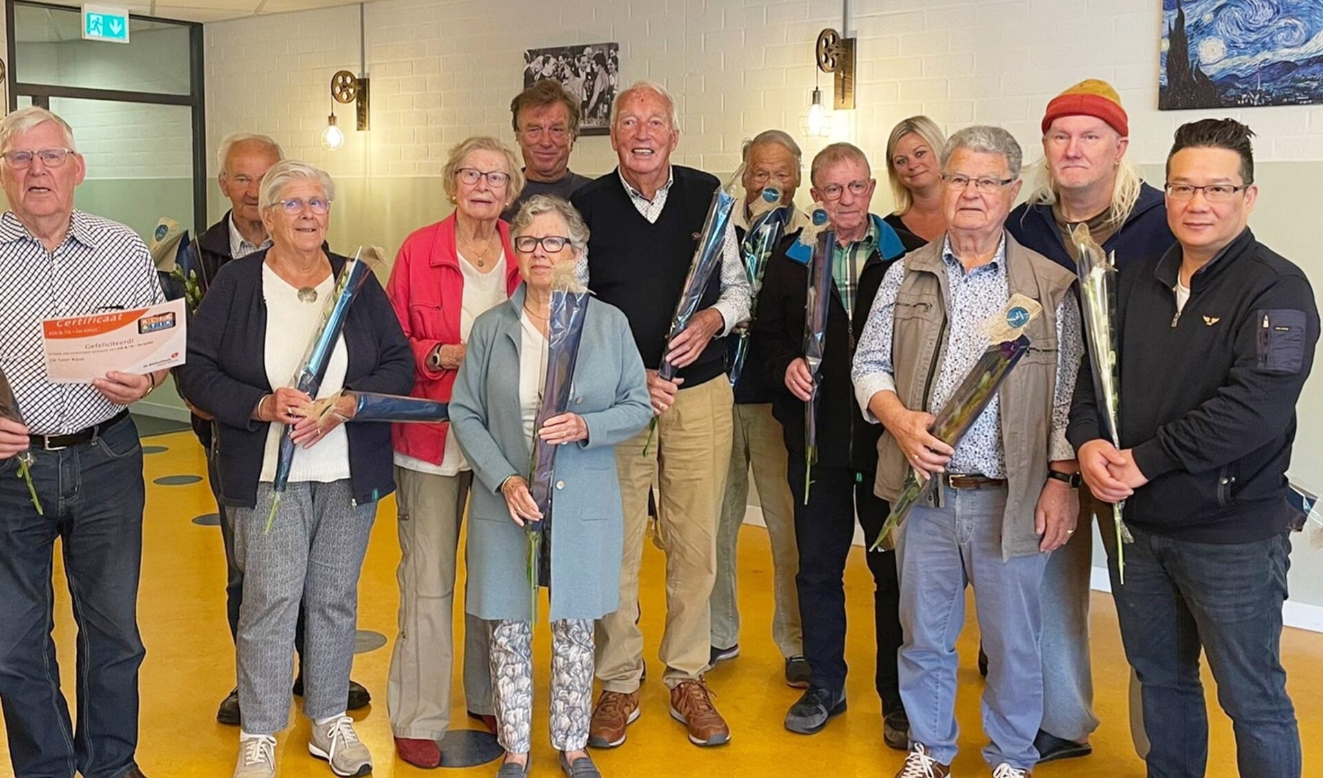 De trotse deelnemers van de door de gemeente Hattem en bibliotheek Noord-Veluwe georganiseerde computercursus