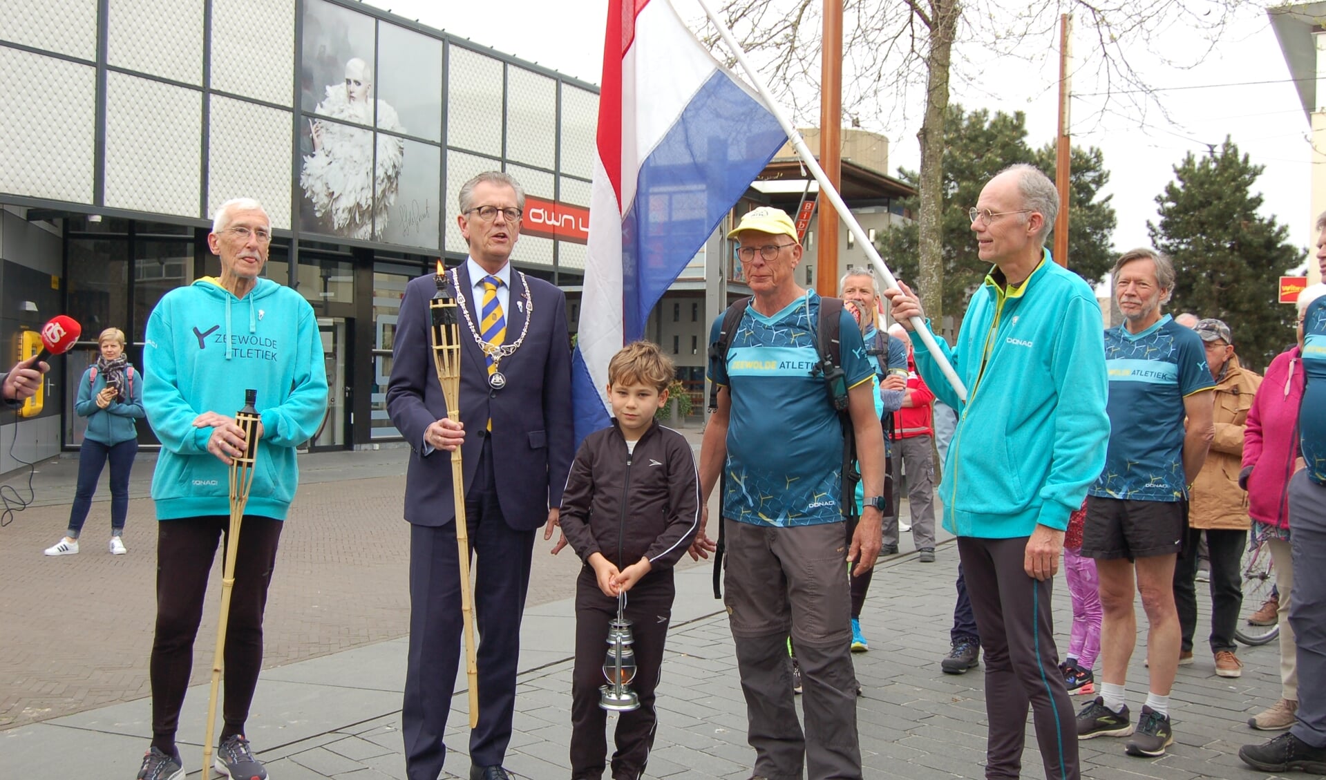 Lopers van Zeewolde Atletiek overhandigen het Bevrijdingsvuur aan de burgemeester