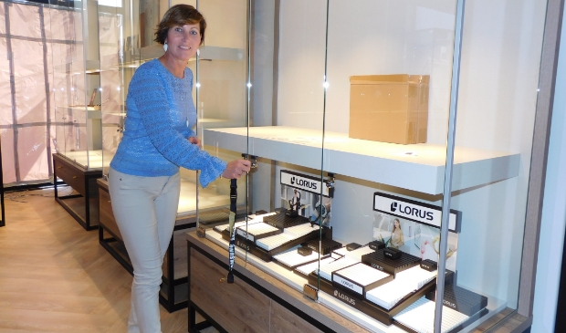 Nathalie Maas legt de laatste hand aan de inrichting