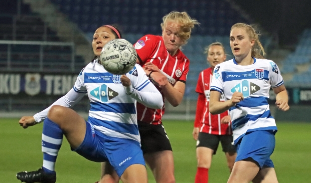 <p class="Fotoonderschrift06" pstyle="06 Foto-onderschrift">Karli White (links) en Celien Tiemens gaan namens PEC Zwolle Vrouwen voor de bal.</p> 