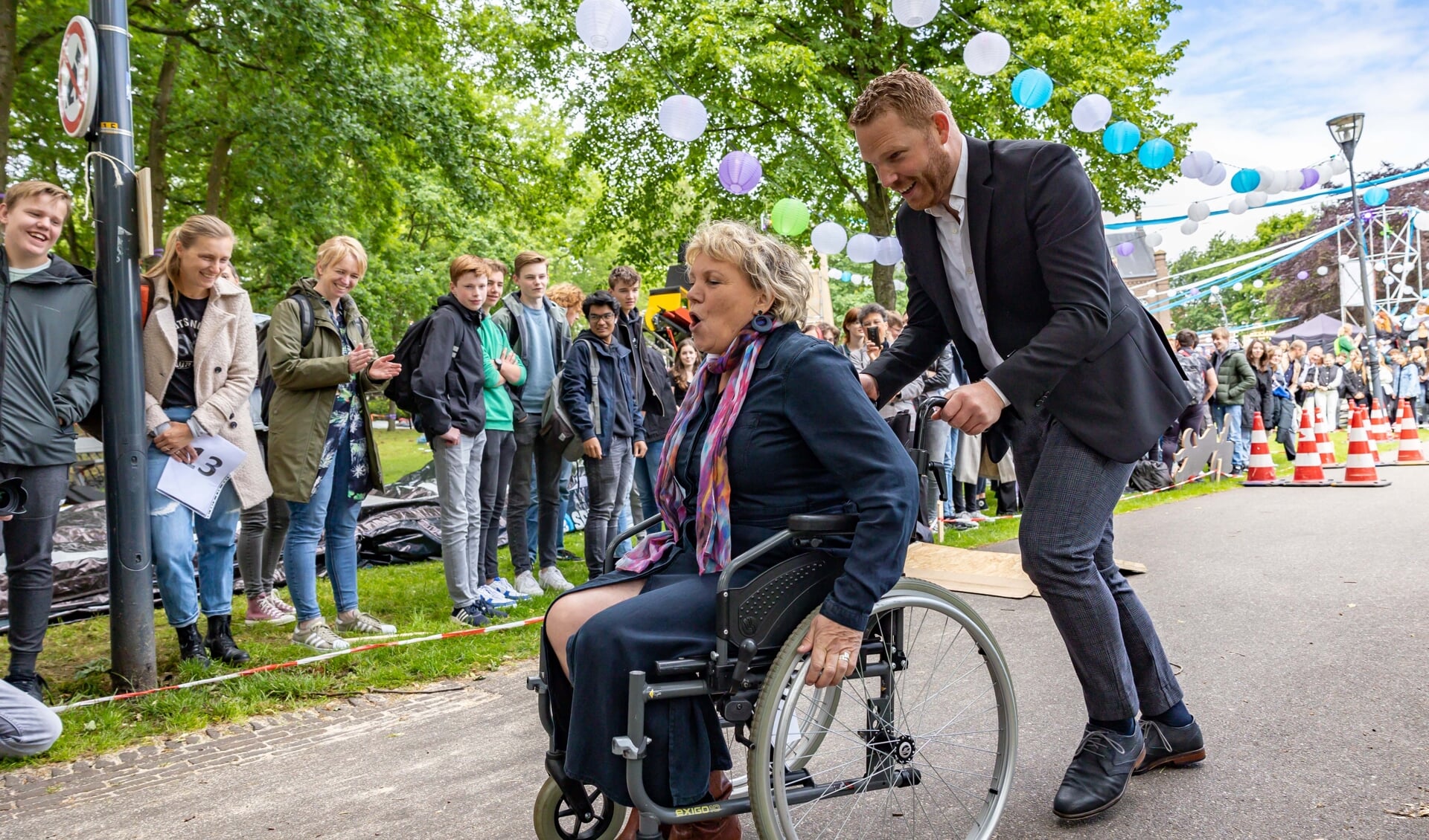 Gedeputeerde Roy de Witte duwde tijdens de opening wethouder Monique Schuttenbeld over het parcours dat was uitgezet in het Ter Pelkwijkpark. 