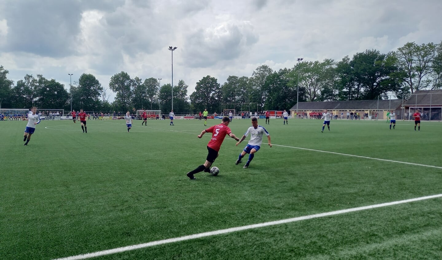 Harskamp-speler Vincent van der Loo in duel met Joël Veldman namens SEH.