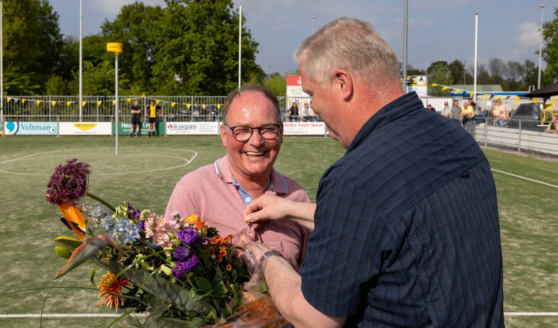 Douwe Post wordt in het zonnetje gezet door Pieter Treep. 