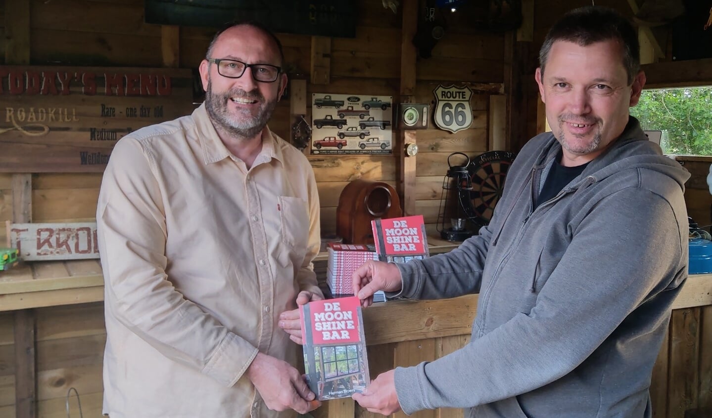 Boekuitreiking van Herman Broers (r.) aan Mart de Waard