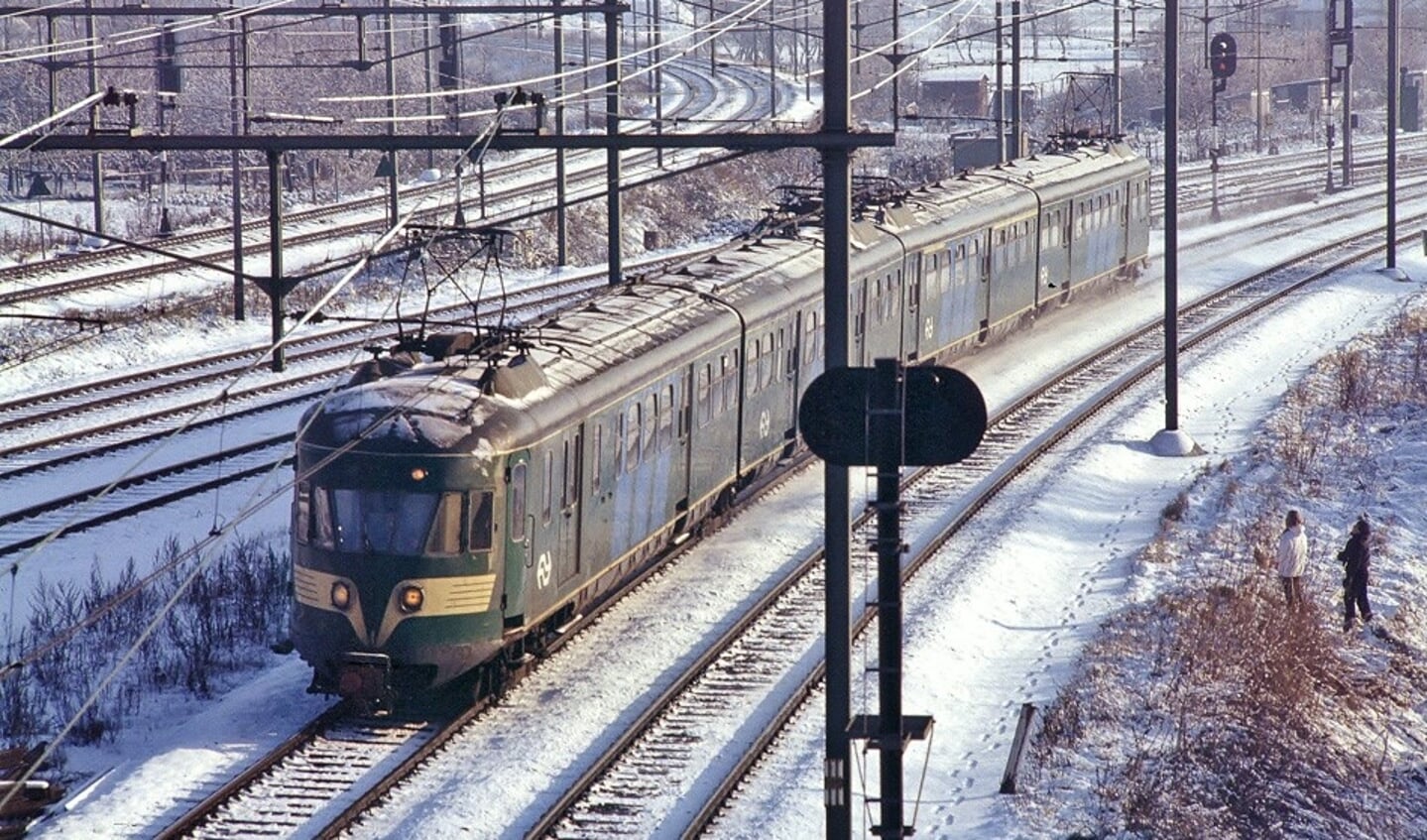 Een groen treinstel mat’ 46, de 659, nadert op 7 december 1980 Utrecht, komende uit Den Bosch.  