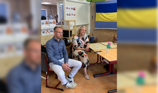 Burgmeester Marleen Sanderse en wethouder onderwijs Martijn Hospers hebben vorige week een kijkje genomen in de nieuwkomers klas van OBS de Vlonder.