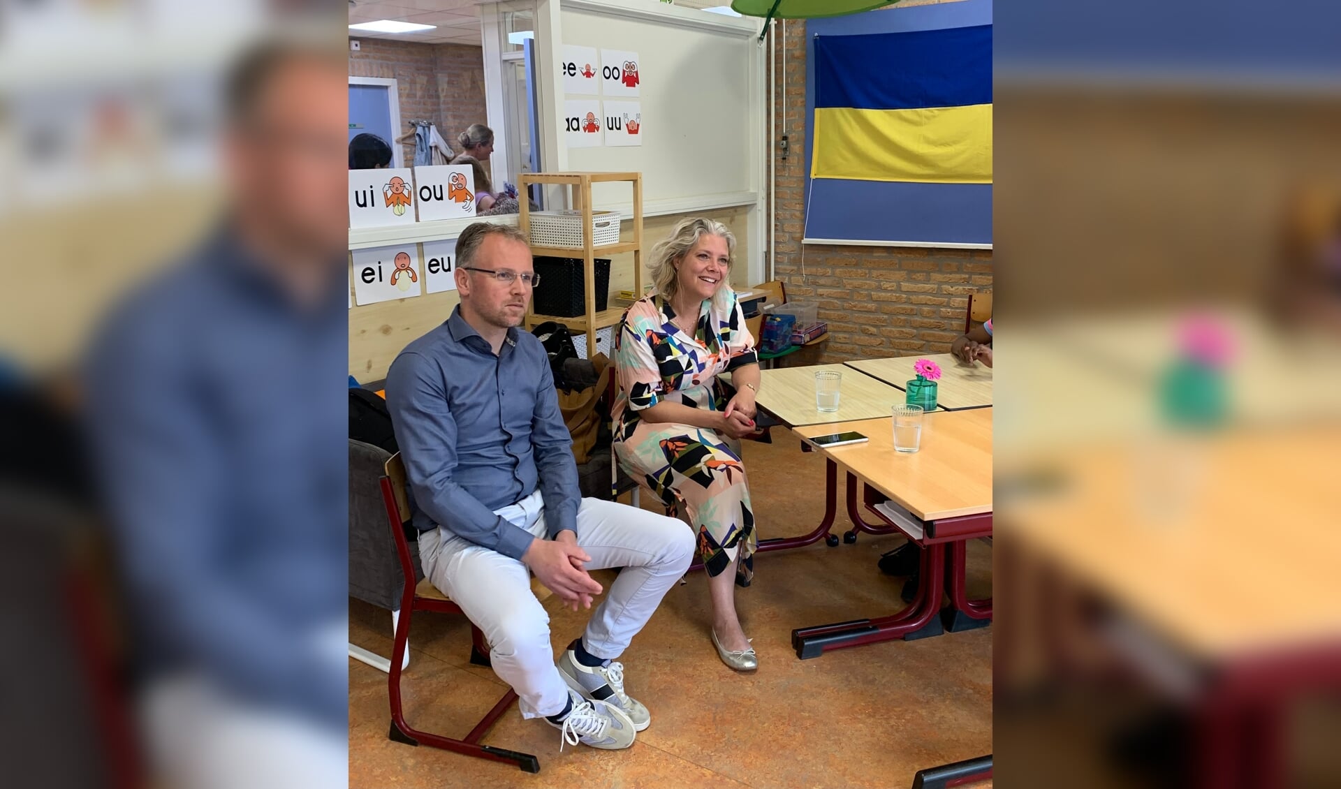 Burgmeester Marleen Sanderse en wethouder onderwijs Martijn Hospers hebben vorige week een kijkje genomen in de nieuwkomers klas van OBS de Vlonder.