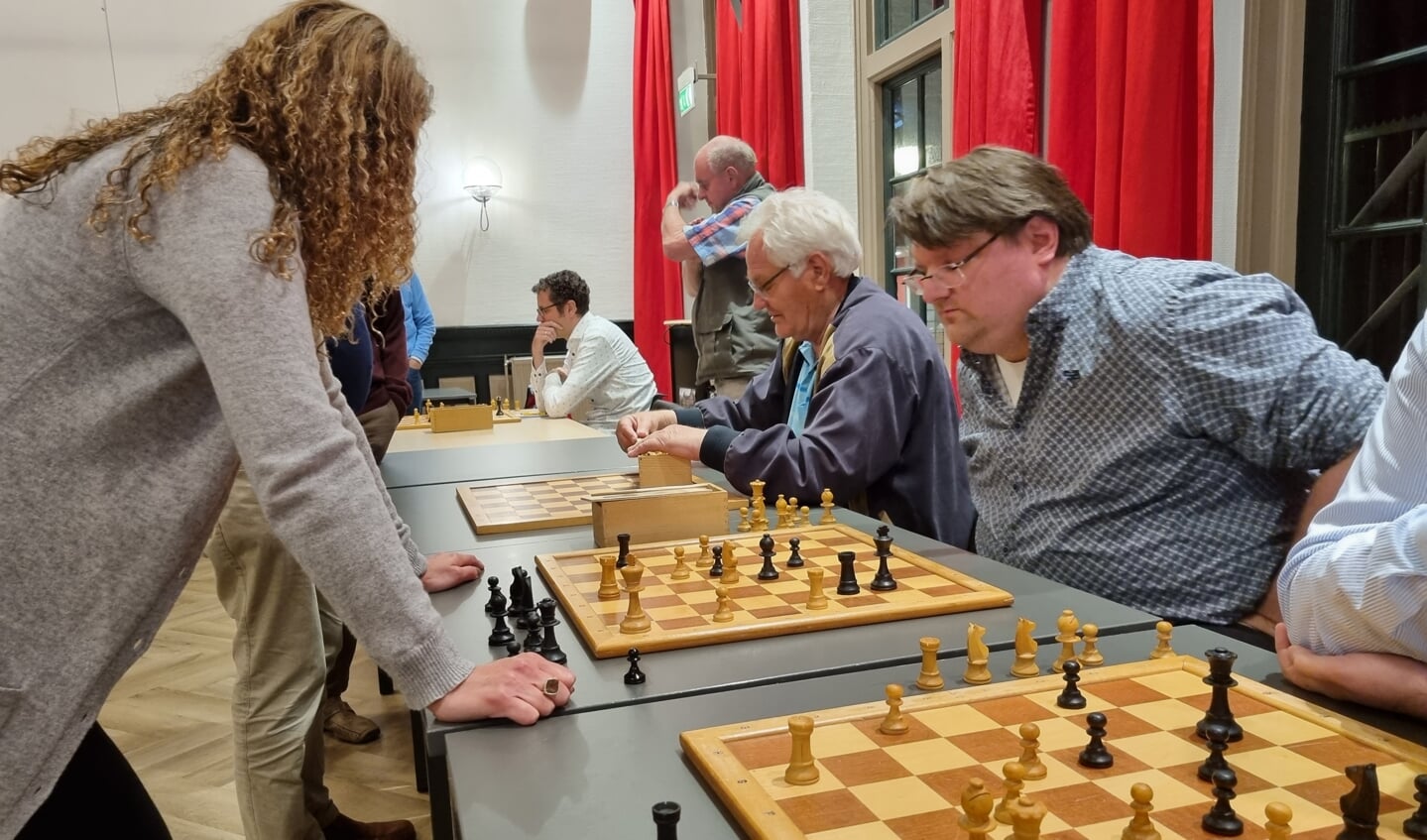 Sander Wissink (rechts) was een van de drie spelers die wisten te winnen van schaakgrootmeester Tea Lanchava (links).