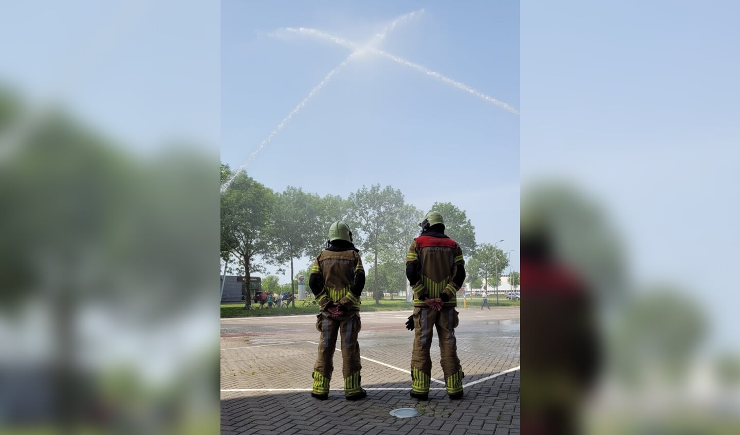 Ook voor de brandweerkazerne aan de Marsweg kruisten twee waterstralen elkaar op tien meter hoogte.