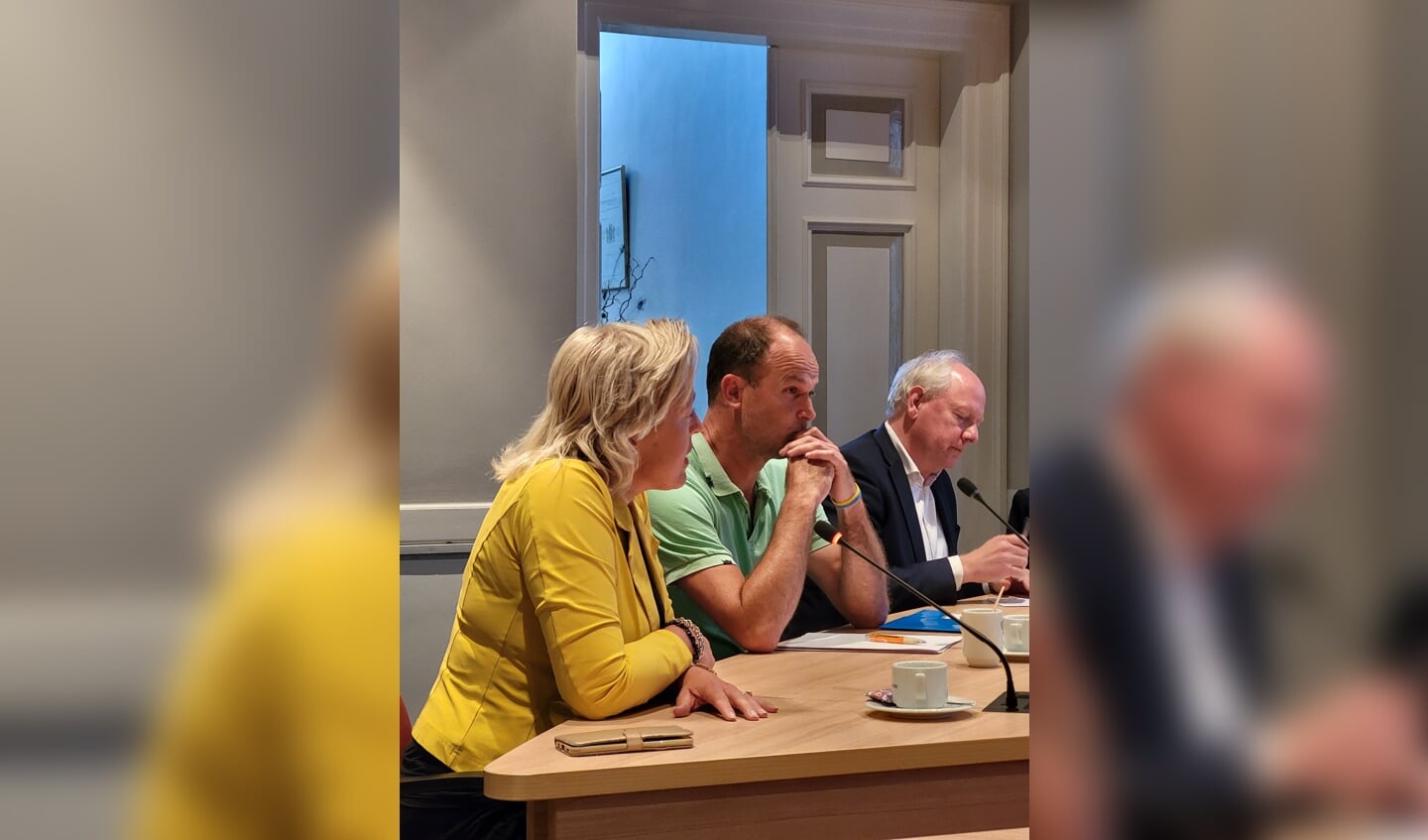 n.l.n.r. Karin Leferink (Hanzeheerd de Bongerd), Marc Huitink (omwonenden) en Peter Boerenfijn (Habion) aan tafel bij de commissievergadering ARZ.