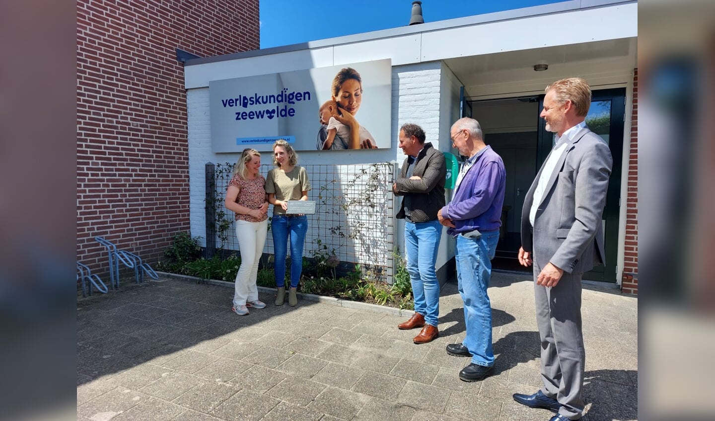 Kirsten Ketelaar en Wilke Seinhorst (Verloskundigen Zeewolde), Bertho Eding (Woonpalet), Jan Zwaan (HBZ) en Ewout Suithoff (Gemeente Zeewolde). 