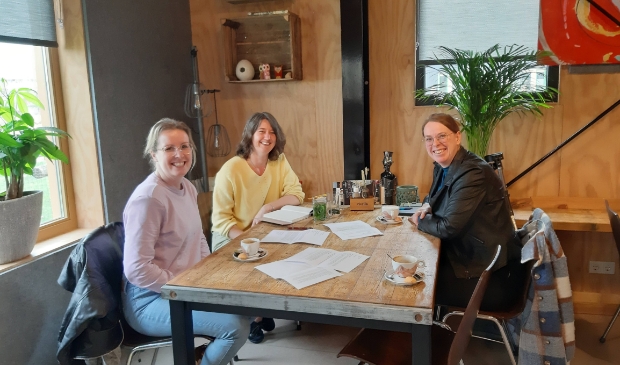 vlnr: Alienke Kortman, Leontine Kremers en Shelley Ensink tijdens één van hun voorbereidende overleggen bij Bistro de Stadshoeve