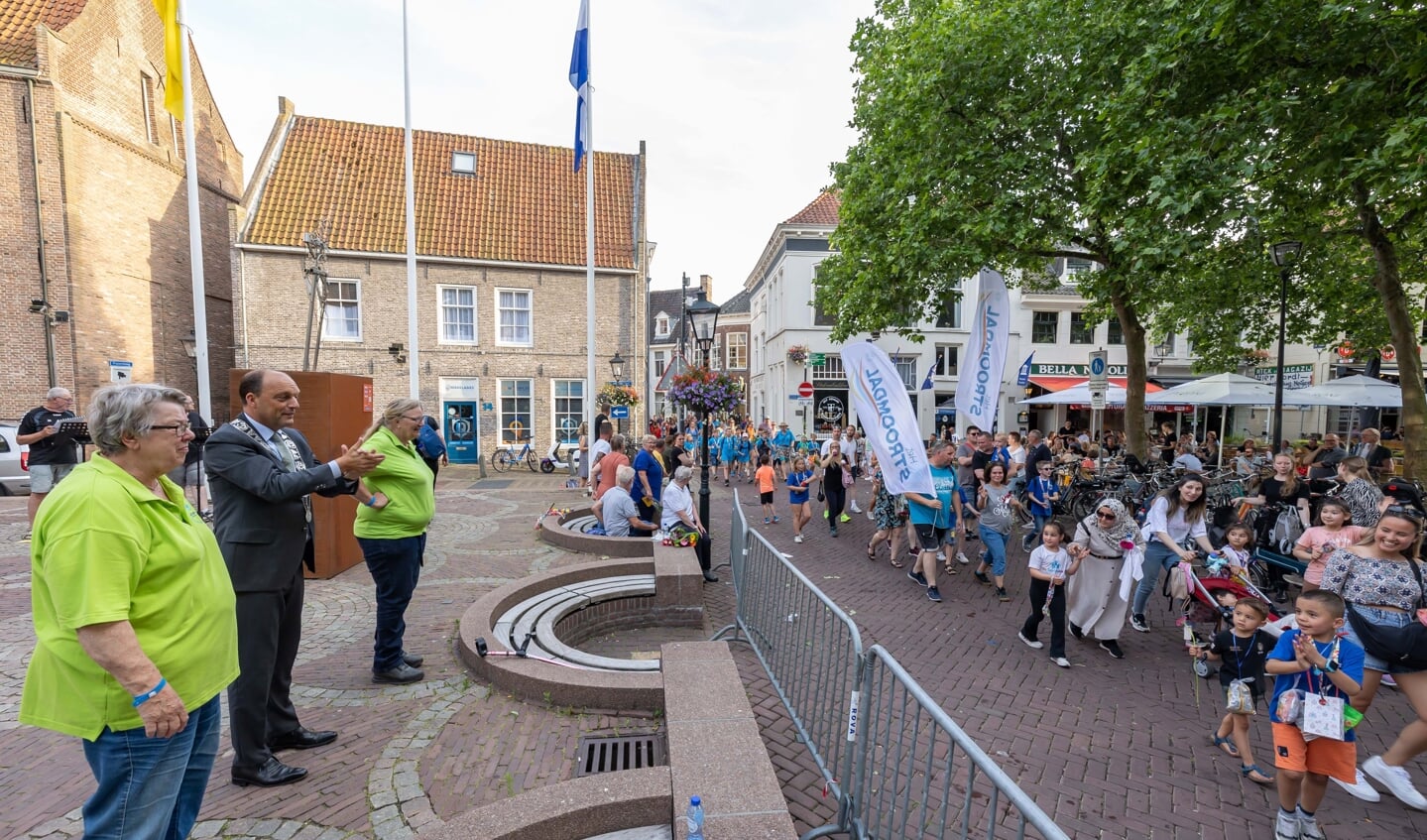 ZWOLLE - Burgemeester Peter Snijders neemt de défilé van de Zwolse Avondvierdaagse af
© Pedro Sluiter Foto