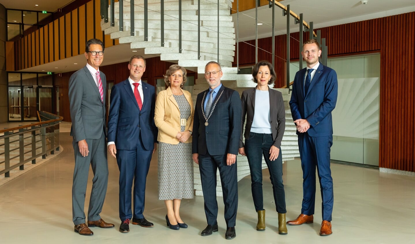 Foto: V.l.n.r.: gemeentesecretaris Boudewijn Marinussen, wethouder Maarten Heere, wethouder Lia de Waard-Oudesluijs, burgemeester Tom Horn, wethouder Annemiek van Loon en wethouder Martijn Kerkmans.