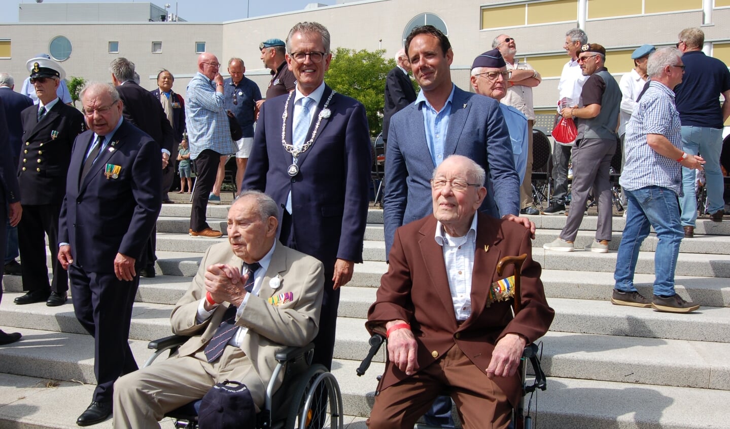 Burgemeesters van Zeewolde en Harderwijk met de oudste veteranen uit hun dorp