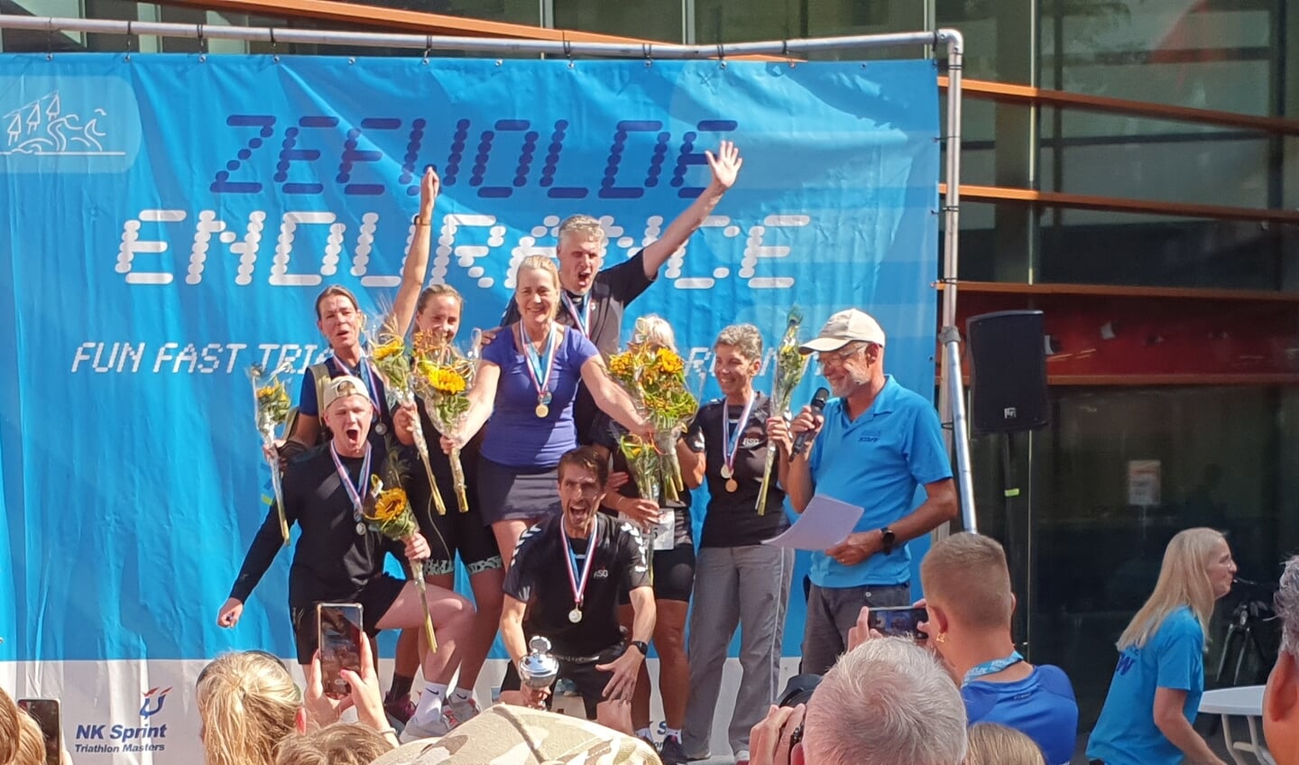 Bas Pieterse en Sandra Visser van het Zeewolde Endurance bestuur reiken de prijzen uit aan de winnende estafette-teams van RSG Levant