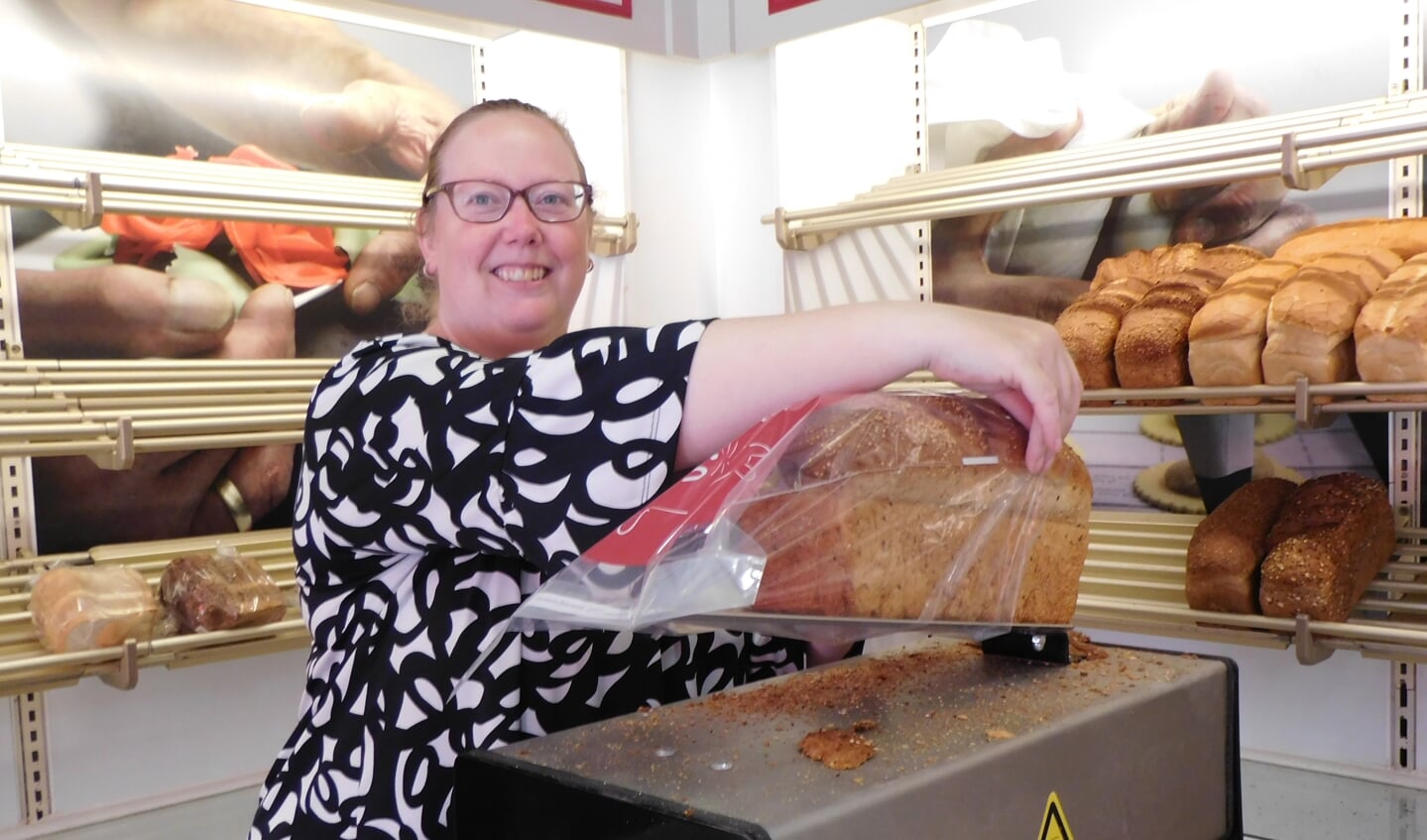 Linda van Essen aan het werk bij Bakkerij Muis
