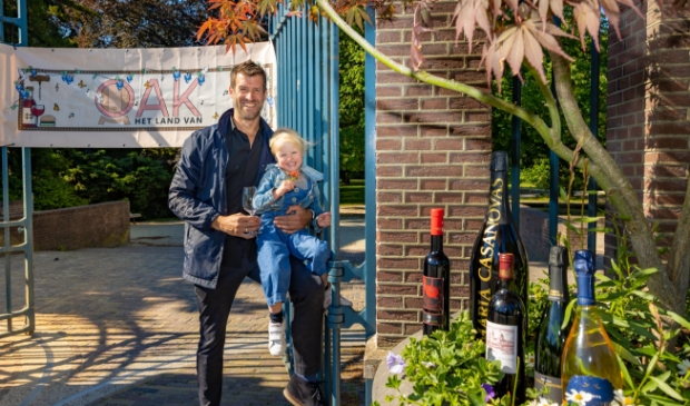 <p>Pieter Blaauwhof van Wijnbar OAK bij het Park Eekhout samen met zijn dochter, er zijn ook activiteiten voor kinderen.&nbsp;</p> 