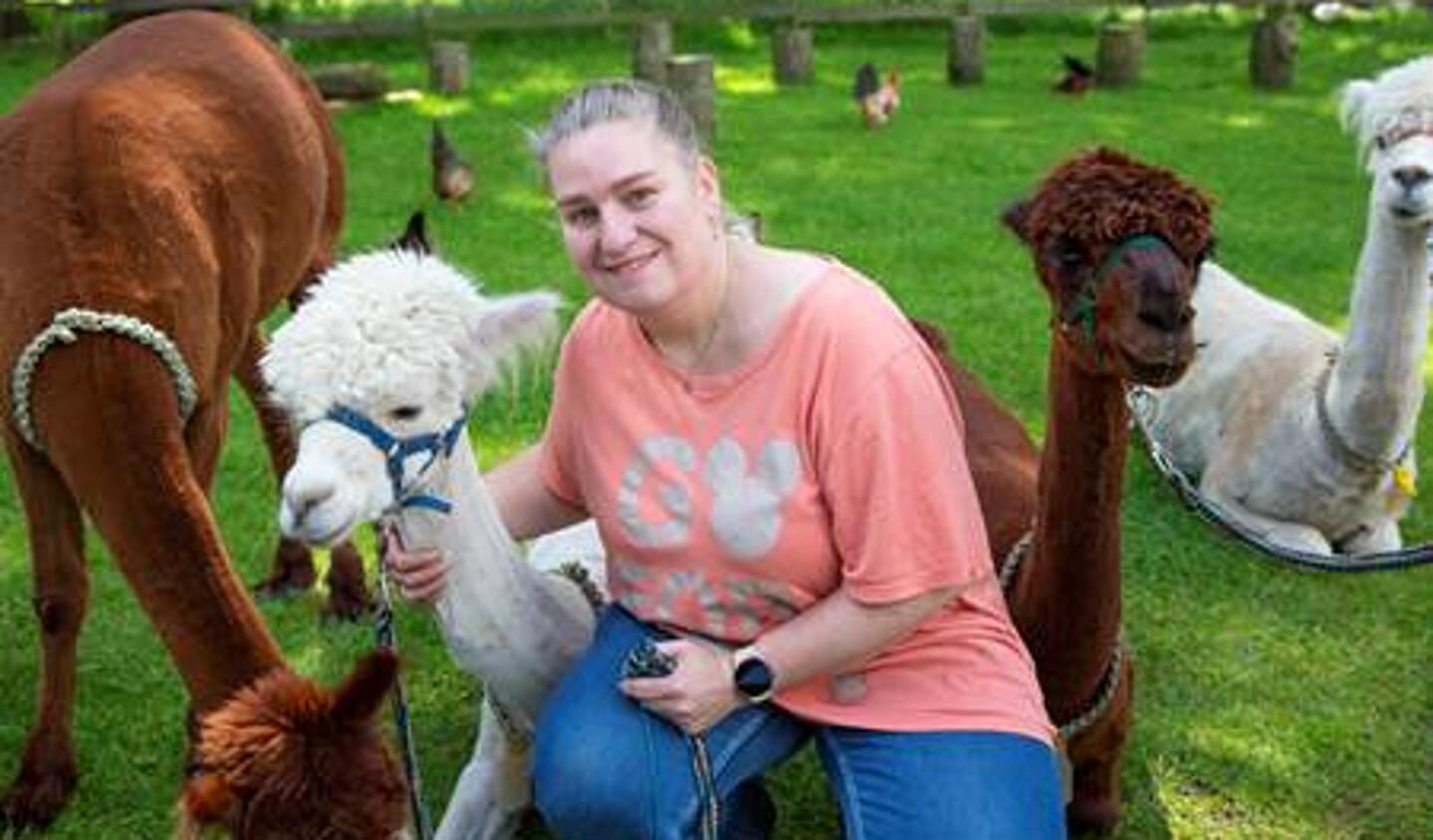 Prokkelaar Marcelle helpt mee bij Alpaca’s Enzo in Wittelte 
