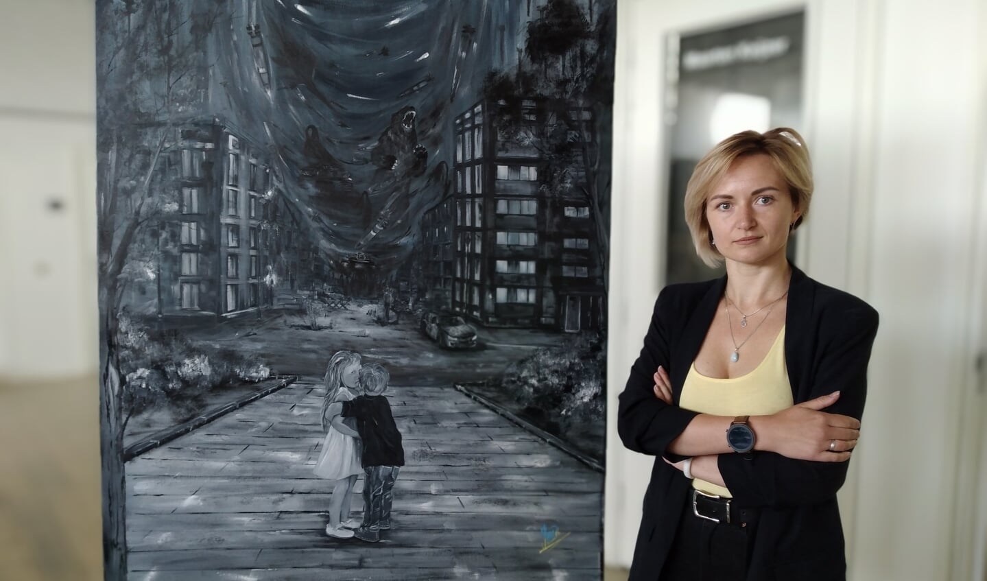 Svitlana Vorfolomiieva met het schilderij dat ze tijdens het project maakte.  