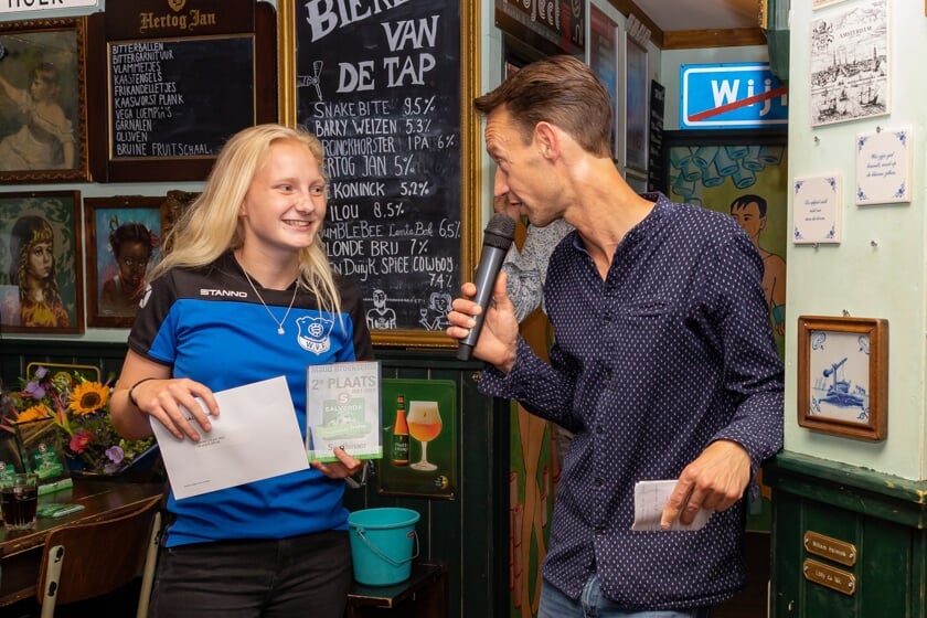 Presentator Mark de Rooij ondervraagt Maud Broeksema van WVF.