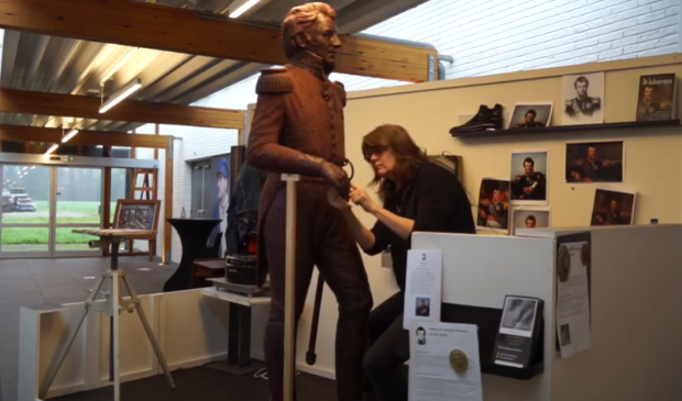 <p>Herma werkt aan het standbeeld.</p>