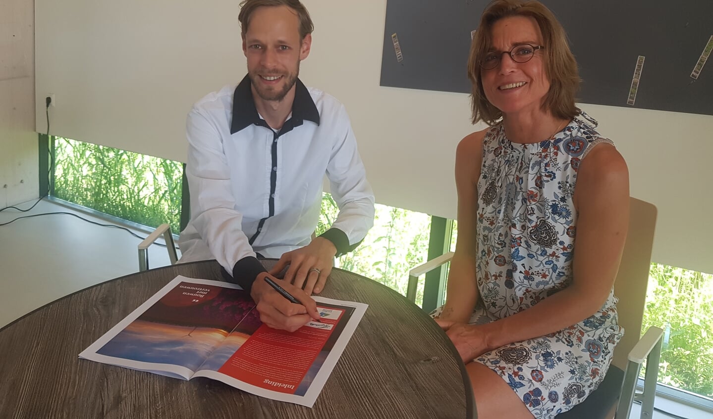Tom Zonneveld en Tamara Baas ondertekenen het coalitieakkoord
