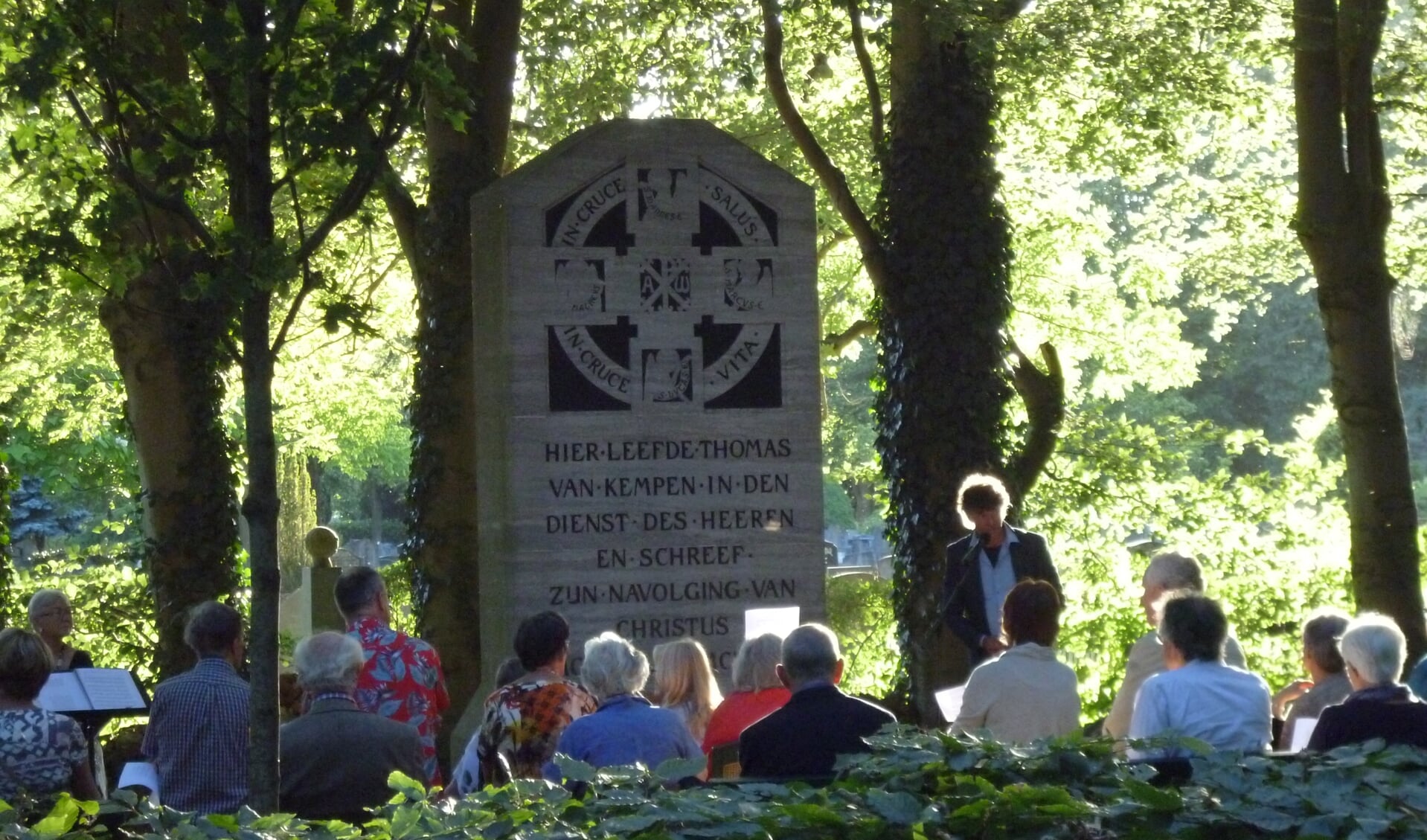 Mink de Vries spreekt tijdens een eerdere Zomeravond ontmoeting bij de gedenksteen.