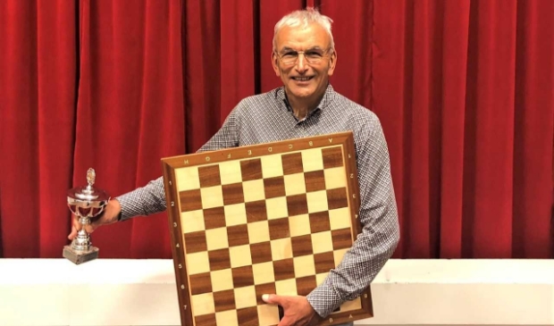 Een stralende Rapidschaakkampioen Matthijs Kuipers  