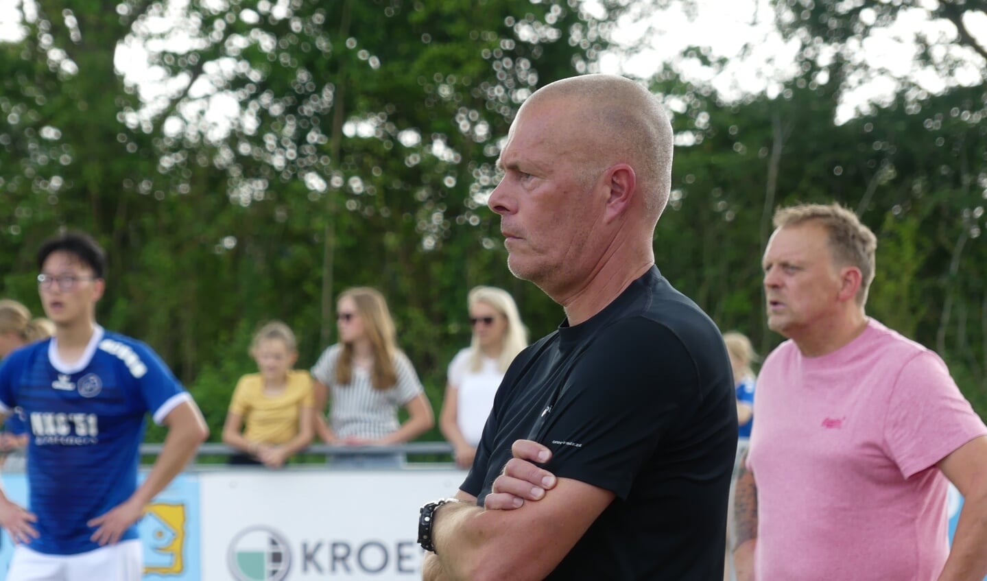 Trainer Wilbert Leendertse tijdens de beslissingswedstrijd in Nijeveen.