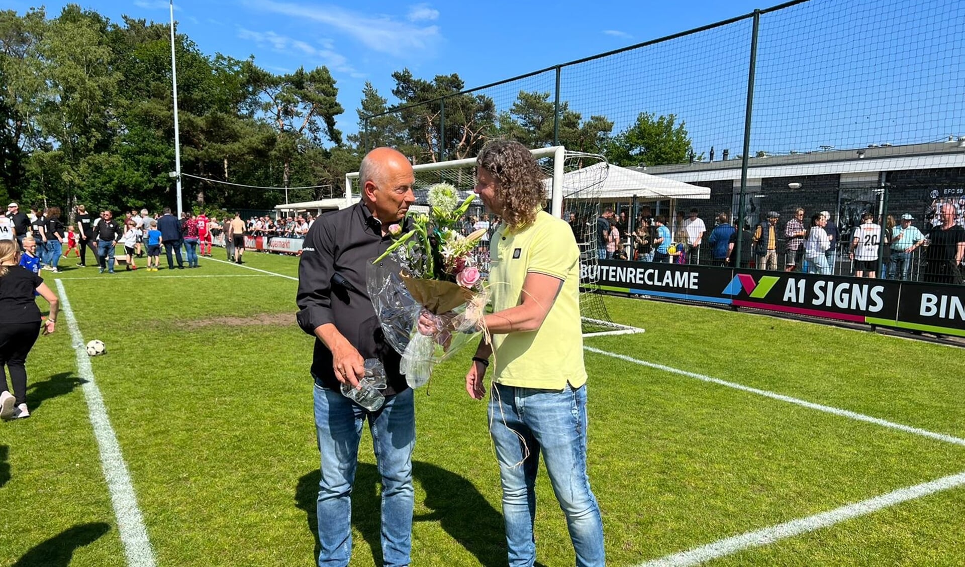 Bij EFC was het na afloop tijd voor groot feest, SEH feliciteerde de opponent (zie foto) en kon met lege handen terugkeren richting Heerde.