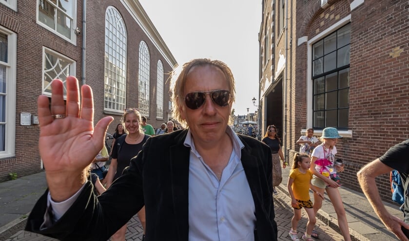 ZWOLLE - Défilé van de Zwolse Avondvierdaagse door de binnenstad. Ook Marcel van Roosmalen liep en stukje mee. © Pedro Sluiter Foto