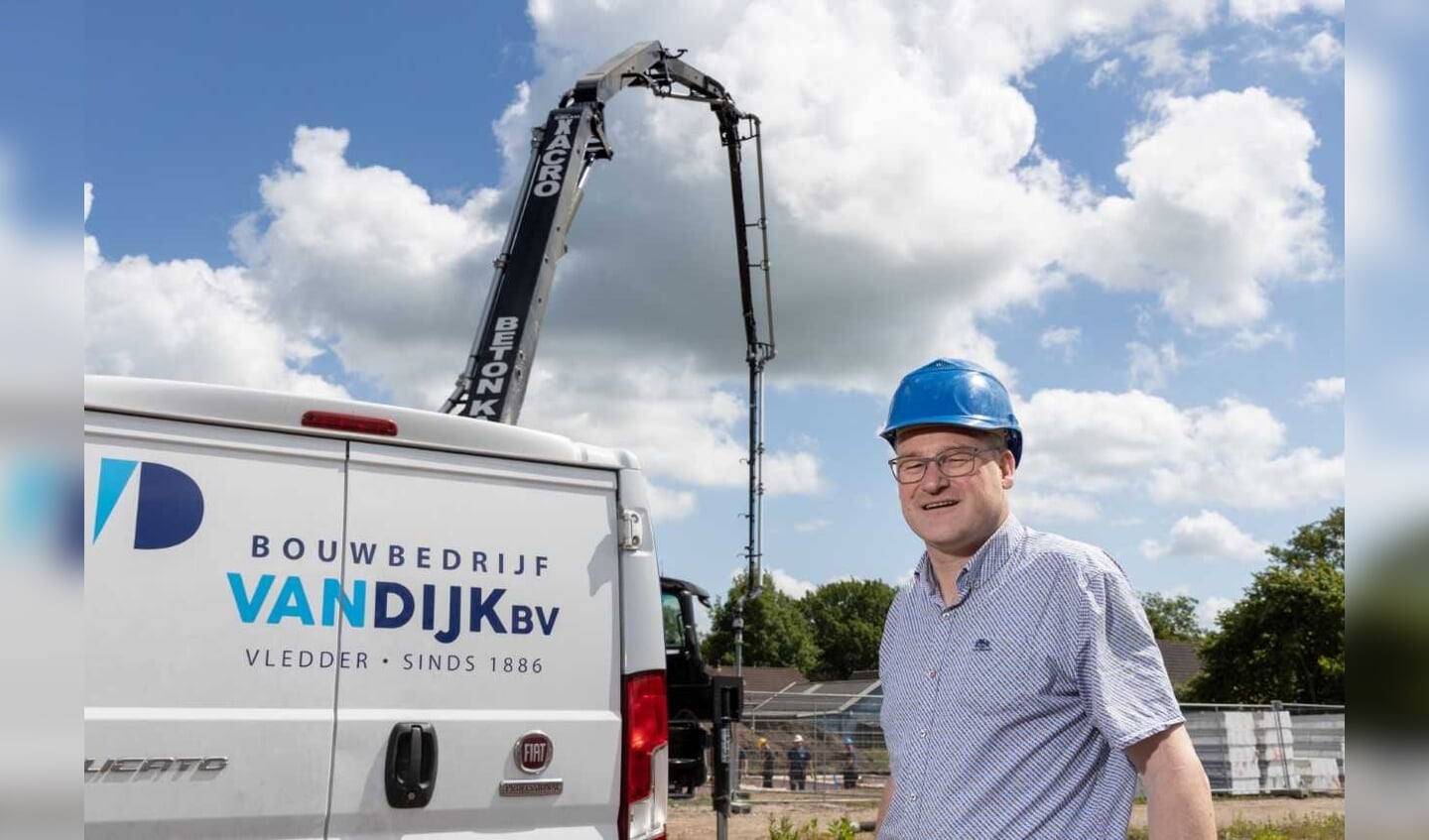 Eigenaar Niels van Dijk vindt het ‘mooi’ dat hij in zijn eigen dorp de duurzame starterswoningen bouwt.  