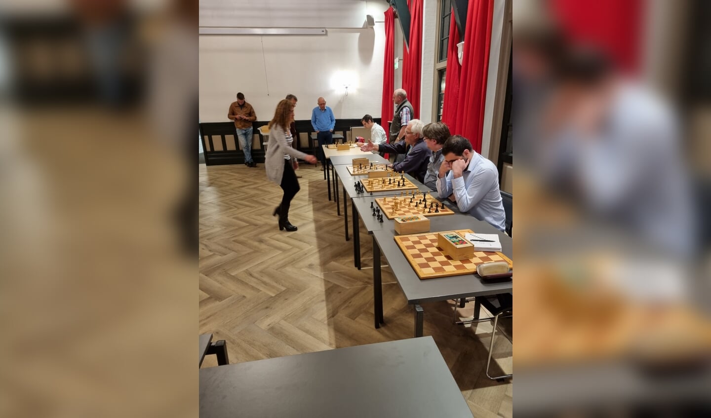 Evert Bastiaannet geeft Tea Lanchava de hand ten teken van overgave. In totaal won Lanchava elf schaakpartijen, verloor en drie en speelde tweemaal remise tijdens een simultaan in Epe.
