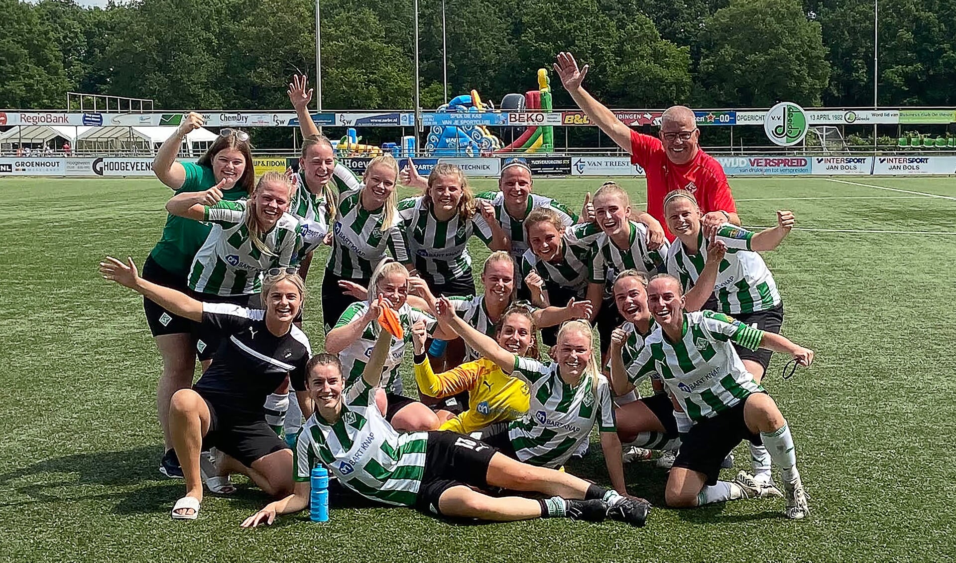 De dames van Sportclub Genemuiden na de 1-5 zege bij De Weide. Achteraf blijkt deze overwinning goed voor promotie. 