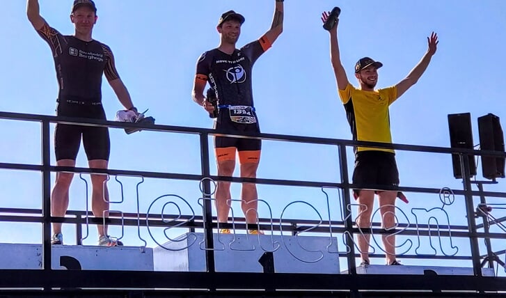 Drie triatleten op het podium, Kevin op het hoogste podium