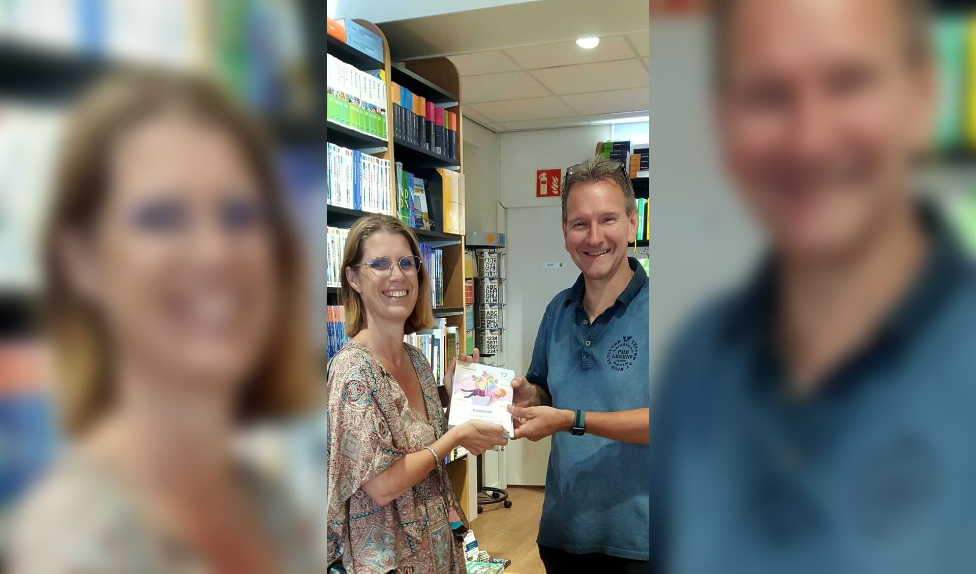 Richard Bollema van Primera verkoopt het boek van Corina Elzenaar