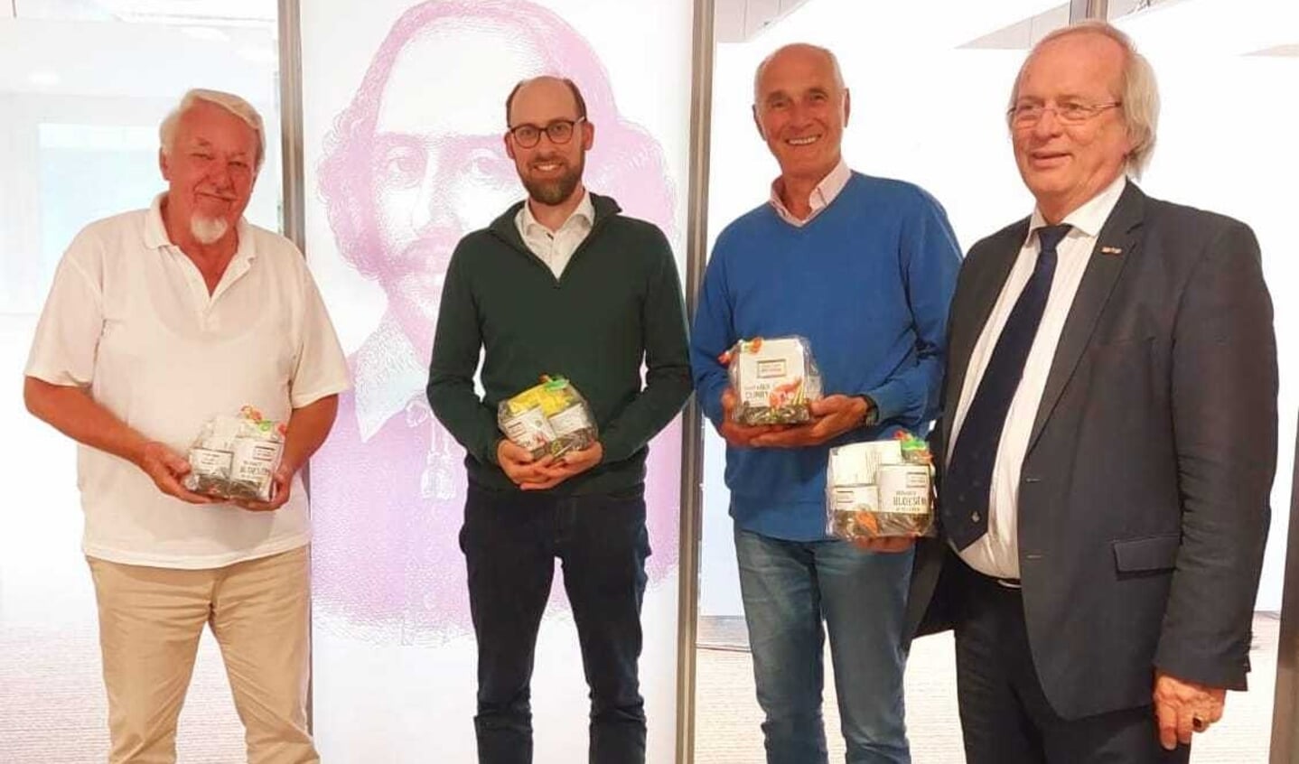 Jan Langenkamp (Fairtrade Westerveld), Ben van Werven (Samenwerkende Kerken), Gerrit Welle (dorpenoverleg Westerveld) en burgemeester Rikus Jager.