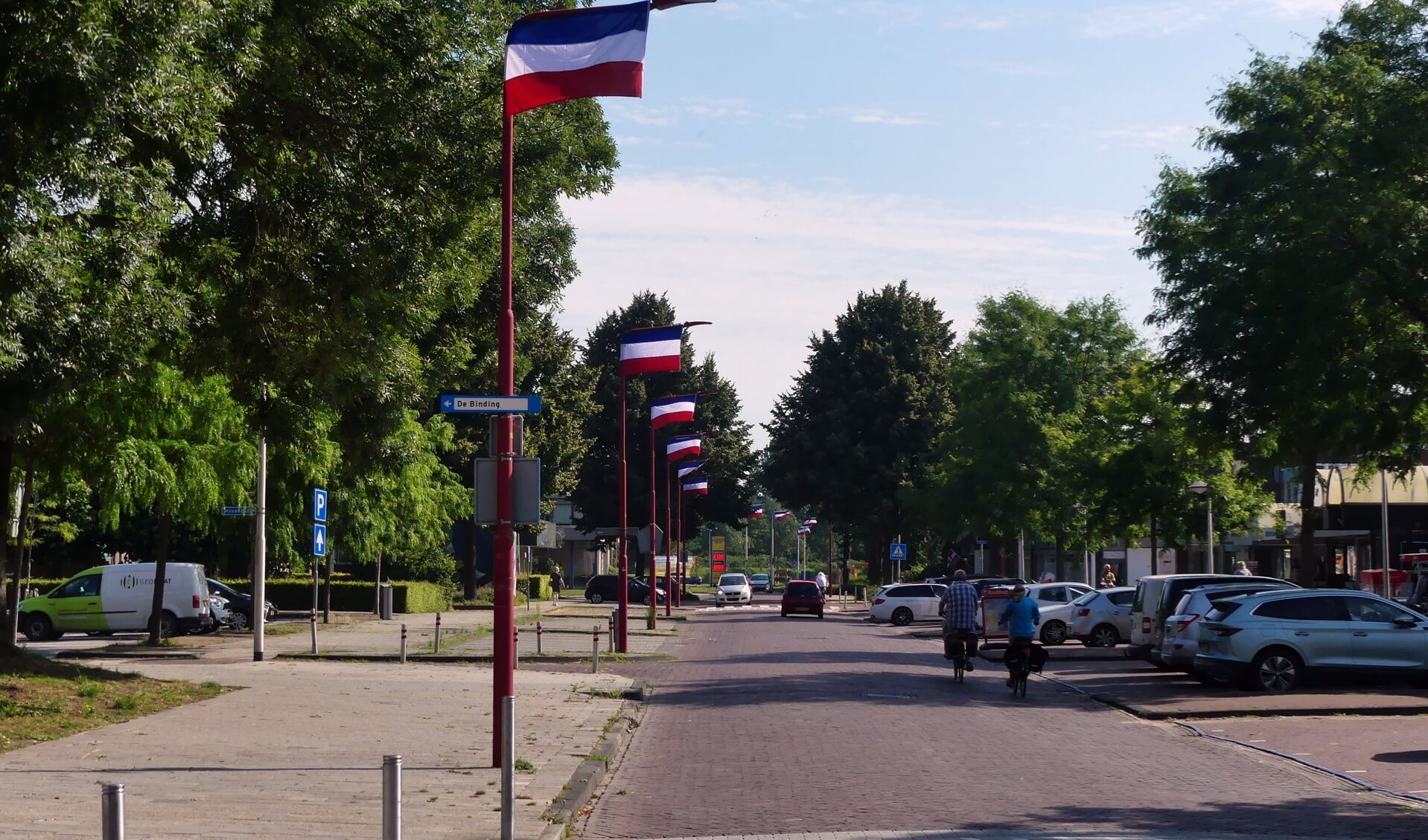 Omgekeerde vlaggen op de Baan in Biddinghuizen.