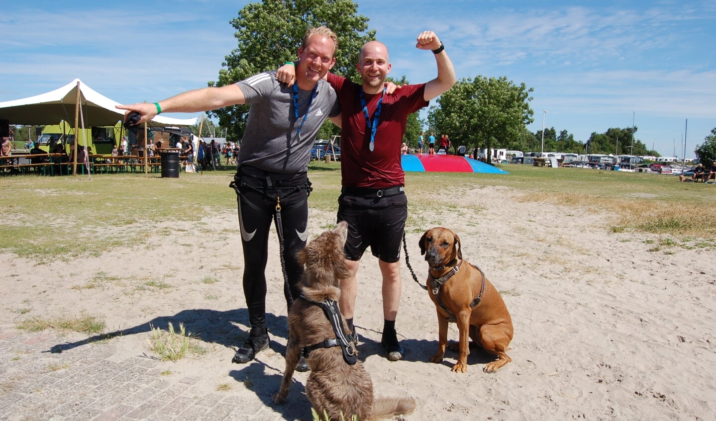 Voor Han (l) en Ruud uit Boxtel is Dogsurvival Zeewolde één van de beste in de Benelux